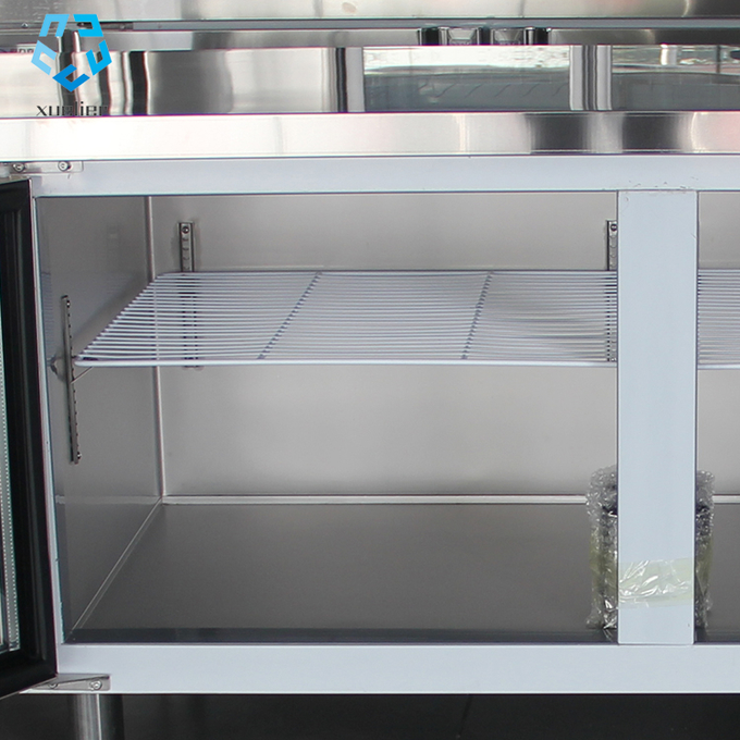 Bancada comercial de aço inoxidável do refrigerador na cozinha traseira do restaurante 7 do hotel
