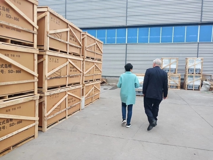 O tipo de exposição econômico das portas de vidro dobro refrigera e preserva o armário da cerveja do frescor para as bebidas 15