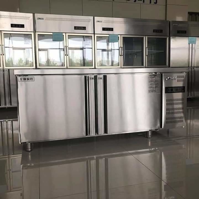 Bancada comercial de aço inoxidável do refrigerador na cozinha traseira do restaurante 0 do hotel