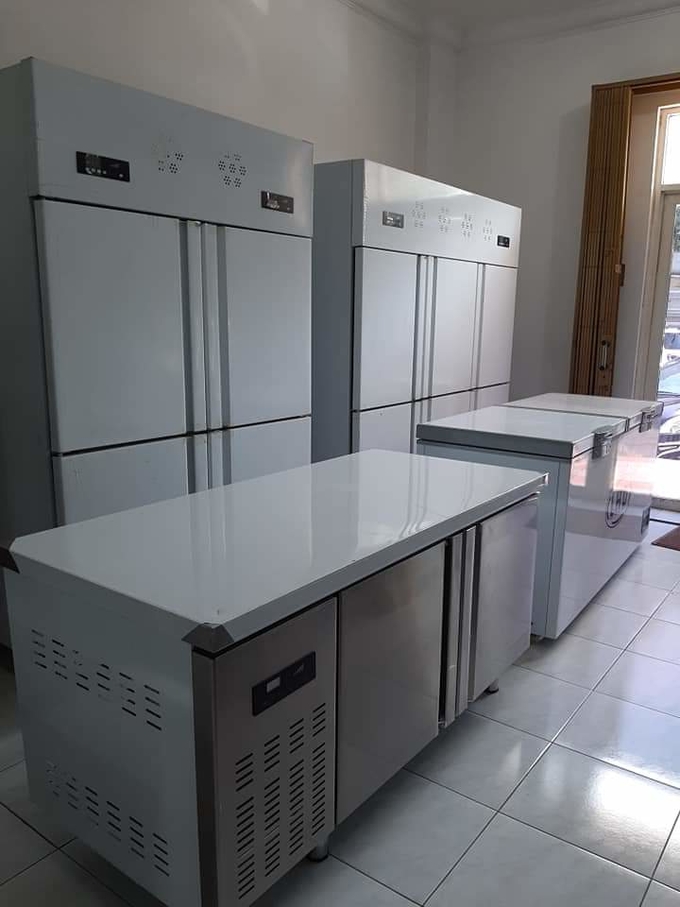 Bancada comercial de aço inoxidável do refrigerador na cozinha traseira do restaurante 4 do hotel