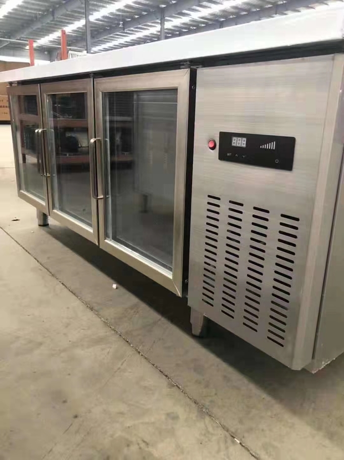 Bancada comercial de aço inoxidável do refrigerador na cozinha traseira do restaurante 2 do hotel