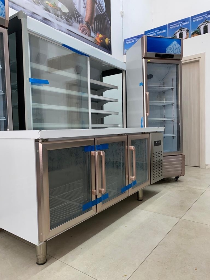 Bancada comercial de aço inoxidável do refrigerador na cozinha traseira do restaurante 3 do hotel