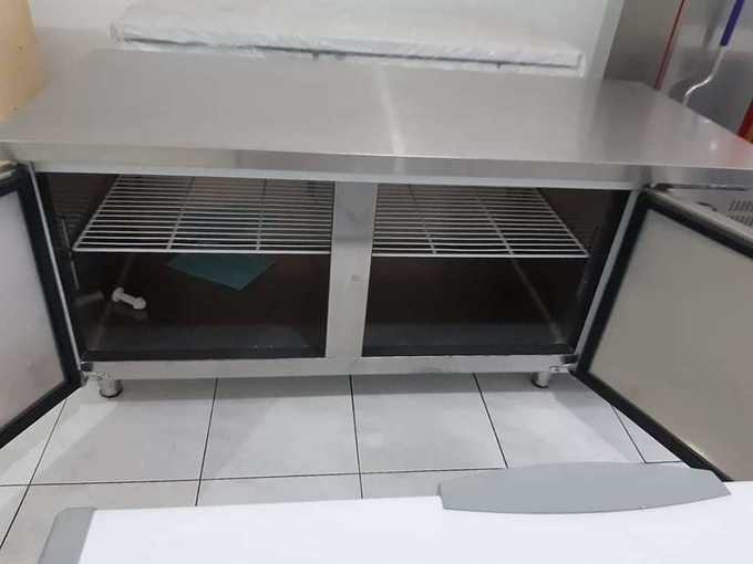 Bancada comercial de aço inoxidável do refrigerador na cozinha traseira do restaurante 8 do hotel