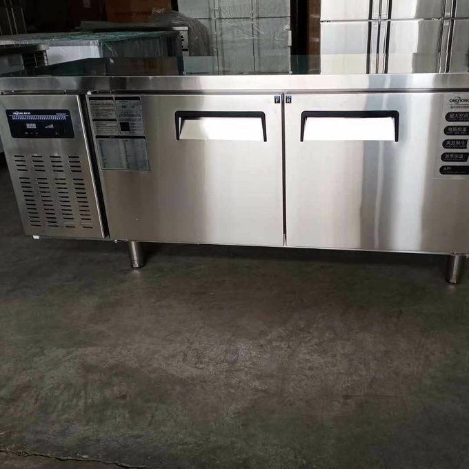 Bancada comercial de aço inoxidável do refrigerador na cozinha traseira do restaurante 9 do hotel
